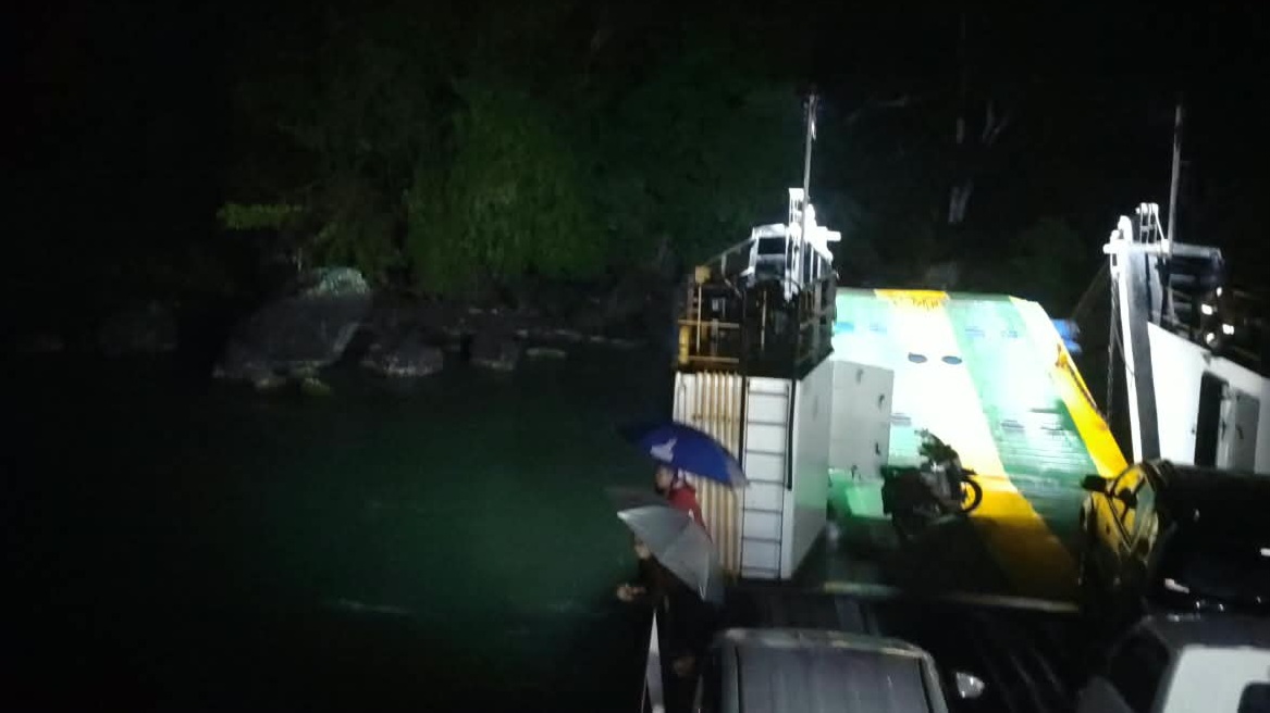 KMP Sumut II tersangkut di perairan Danau Toba dekat Pelabuhan Tigaras