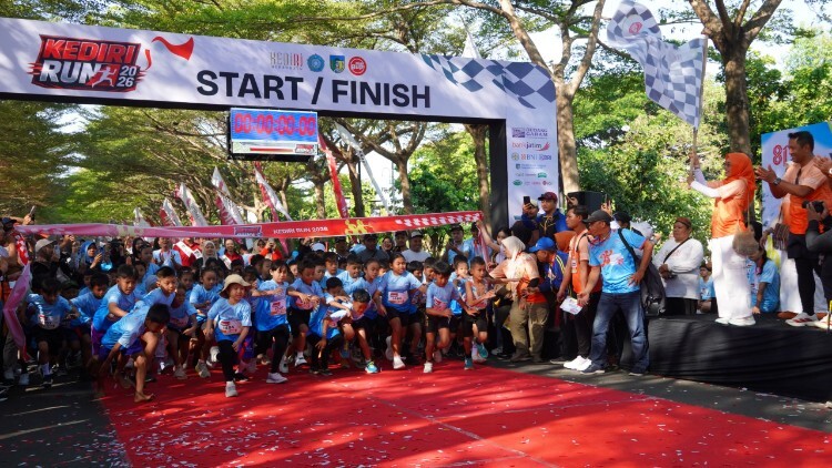 Peserta Kediri Run berlari di Taman Hijau Simpang Lima Gumul