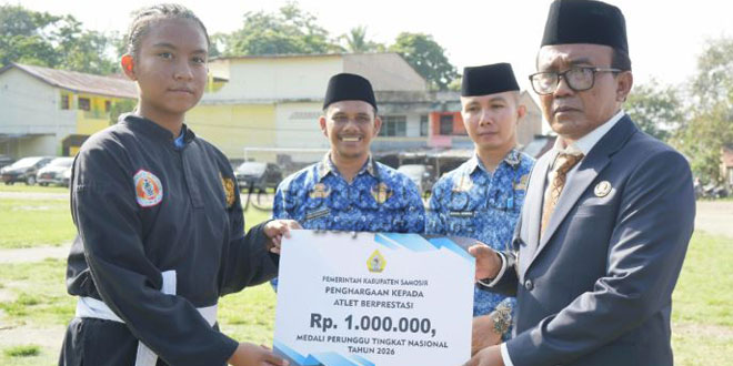 Upacara Haornas ke-43 di Tanah Lapang Pangururan, Samosir dengan penyerahan penghargaan kepada atlet dan pelatih