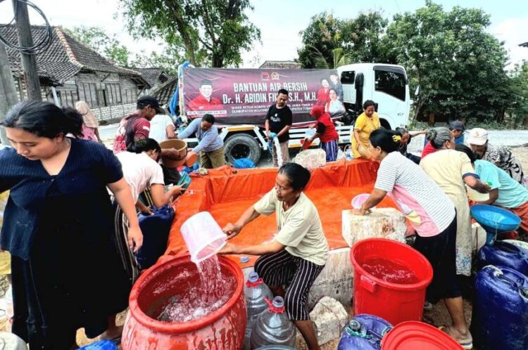 Armada tangki air menyalurkan air bersih di desa terdampak kekeringan di Bojonegoro