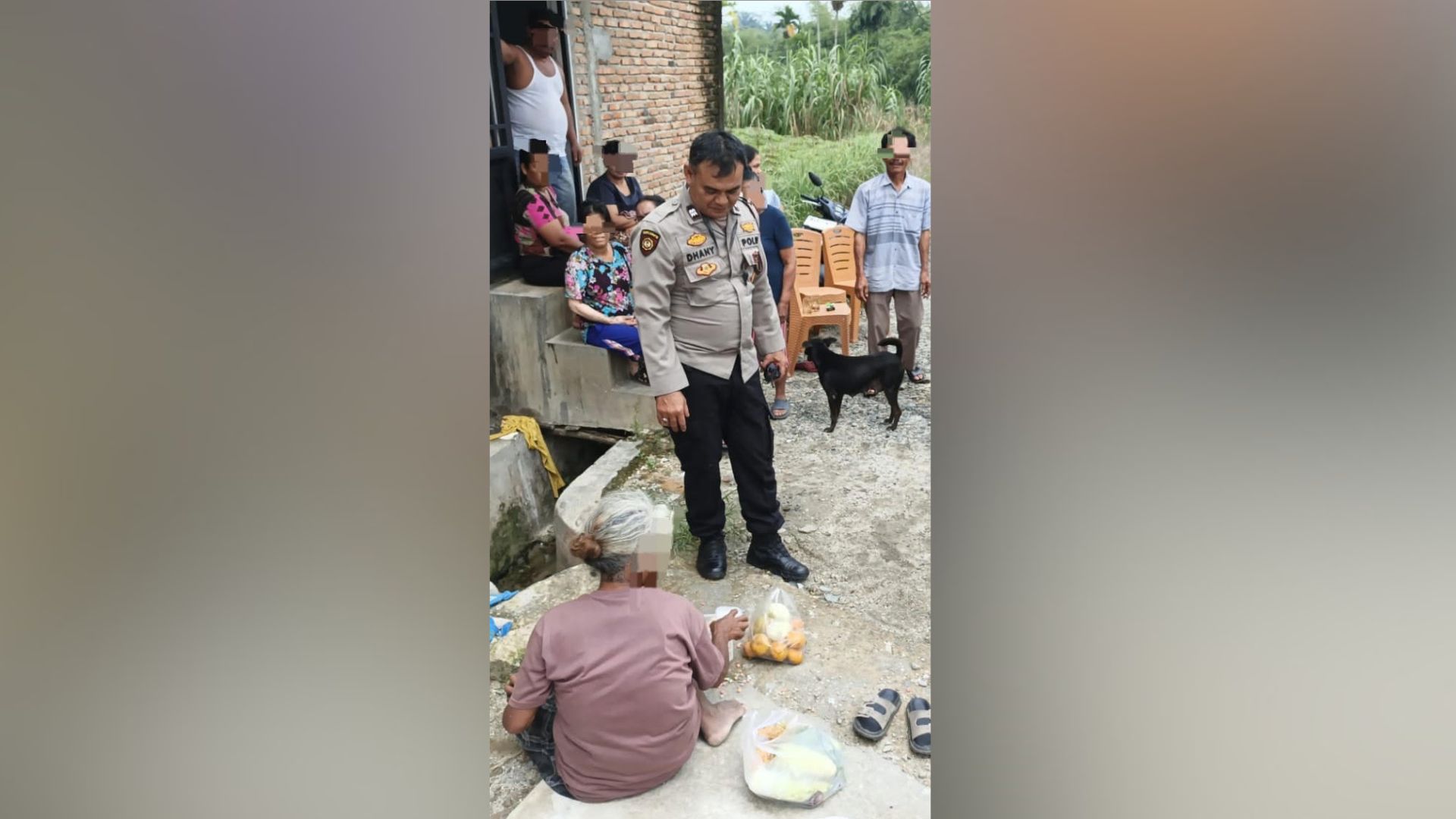Petugas mengevakuasi seorang wanita bingung di Siantar sebelum diserahkan ke Dinas Sosial