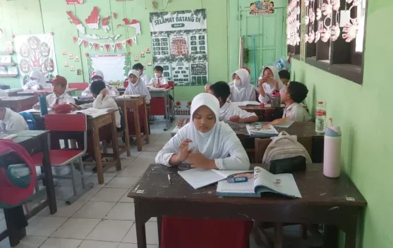 Anak memakai masker dan kacamata pelindung terhadap abu vulkanik