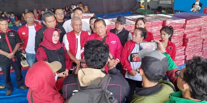 Bantuan logistik PDI Perjuangan untuk pengungsi Sinabung di Desa Sukatengah, Karo
