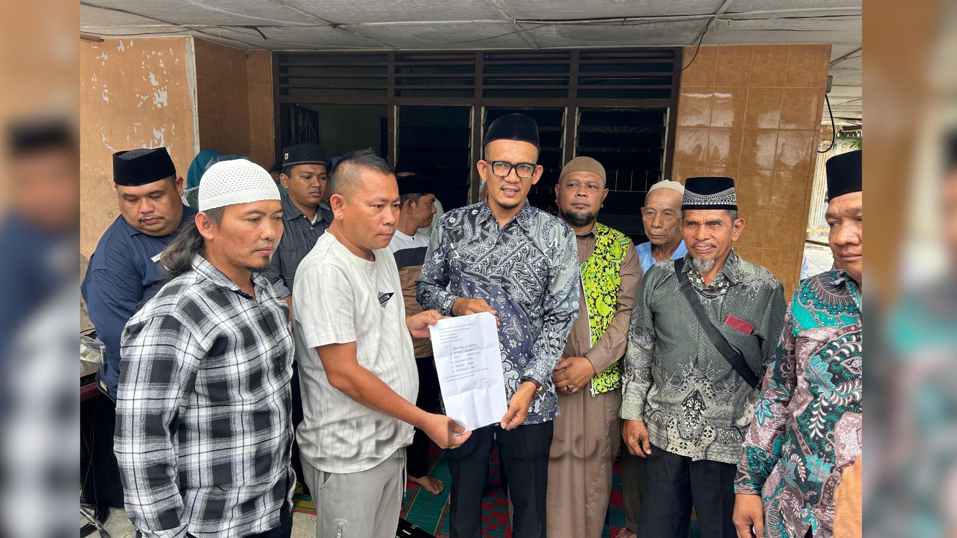 Acai Sembada meletakkan batu pertama pembangunan Masjid Ar Rahman di Tebingtinggi