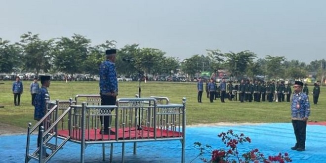 ASN berbaris saat upacara Hari Kesadaran Nasional di halaman Kantor Bupati Batubara
