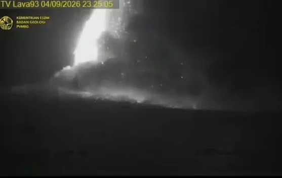 Kolom abu dan asap Gunung Anak Krakatau saat erupsi