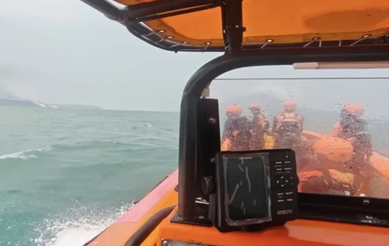 Kapal SAR dan kabut tebal di perairan Selat Sunda dekat Gunung Anak Krakatau