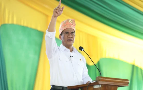 Menteri Pertanian Andi Amran berbicara dengan mahasiswa soal pasokan pupuk di Kampar