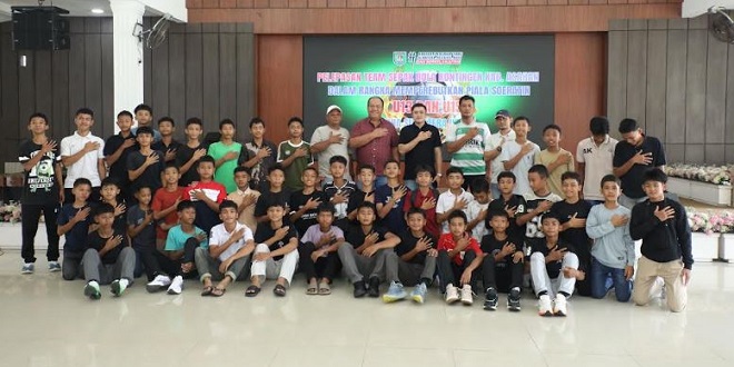 Bupati Asahan melepas kontingen sepakbola Piala Soeratin U-13 dan U-15