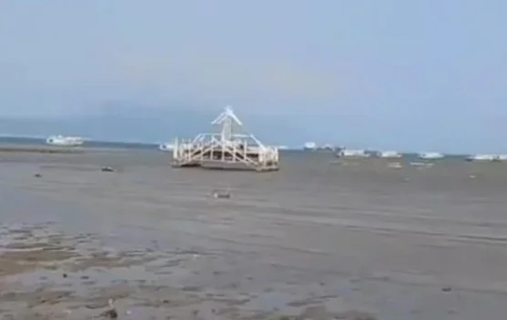 Pantai dengan permukaan air yang surut dekat Anak Krakatau