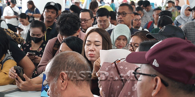 Calon penumpang antre di kounter check-in KNIA untuk reschedule akibat erupsi anak Gunung Krakatau