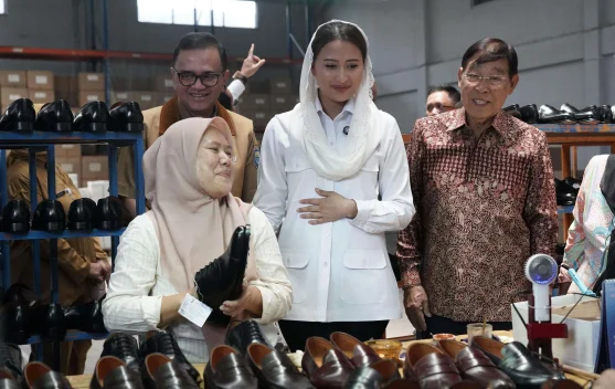 Wamendag Roro mengunjungi pabrik Fortuna Shoes di Bandung dan mendorong ekspor