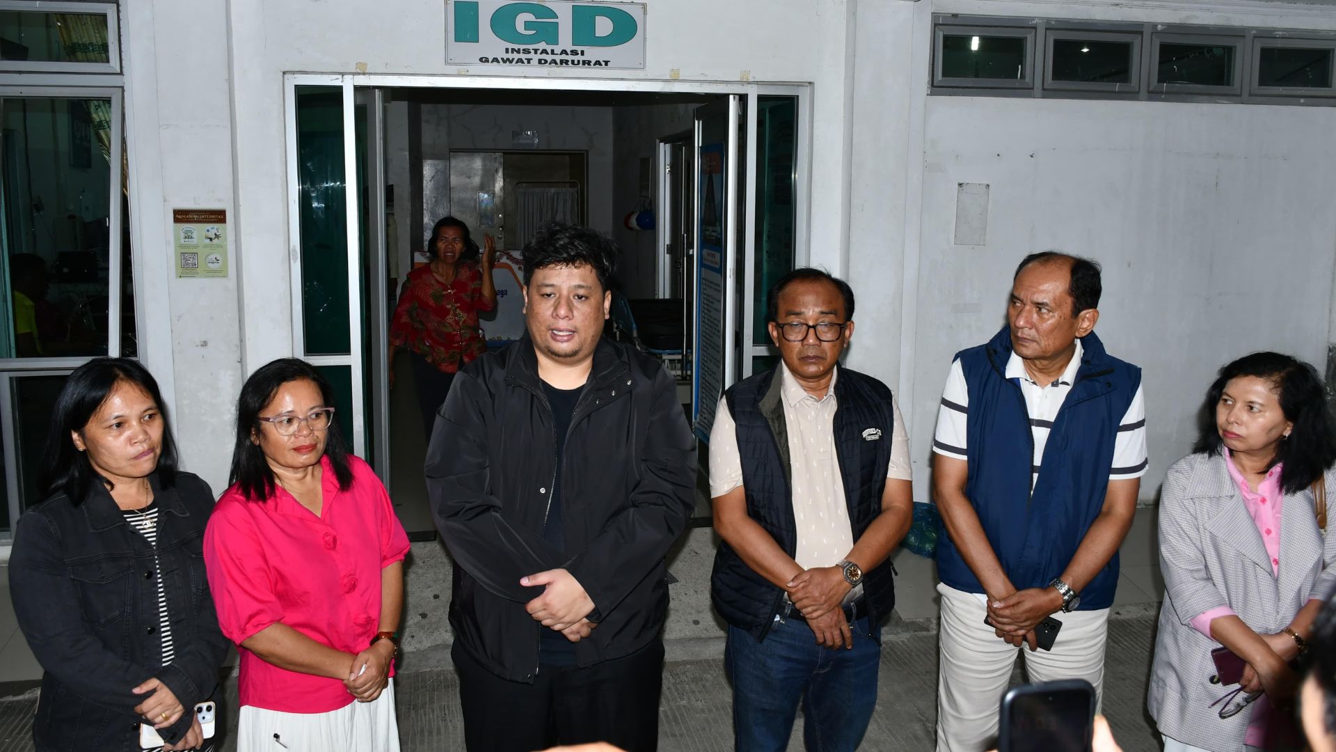 Bupati Samosir meninjau korban kecelakaan bus di RSUD Hadrianus Sinaga