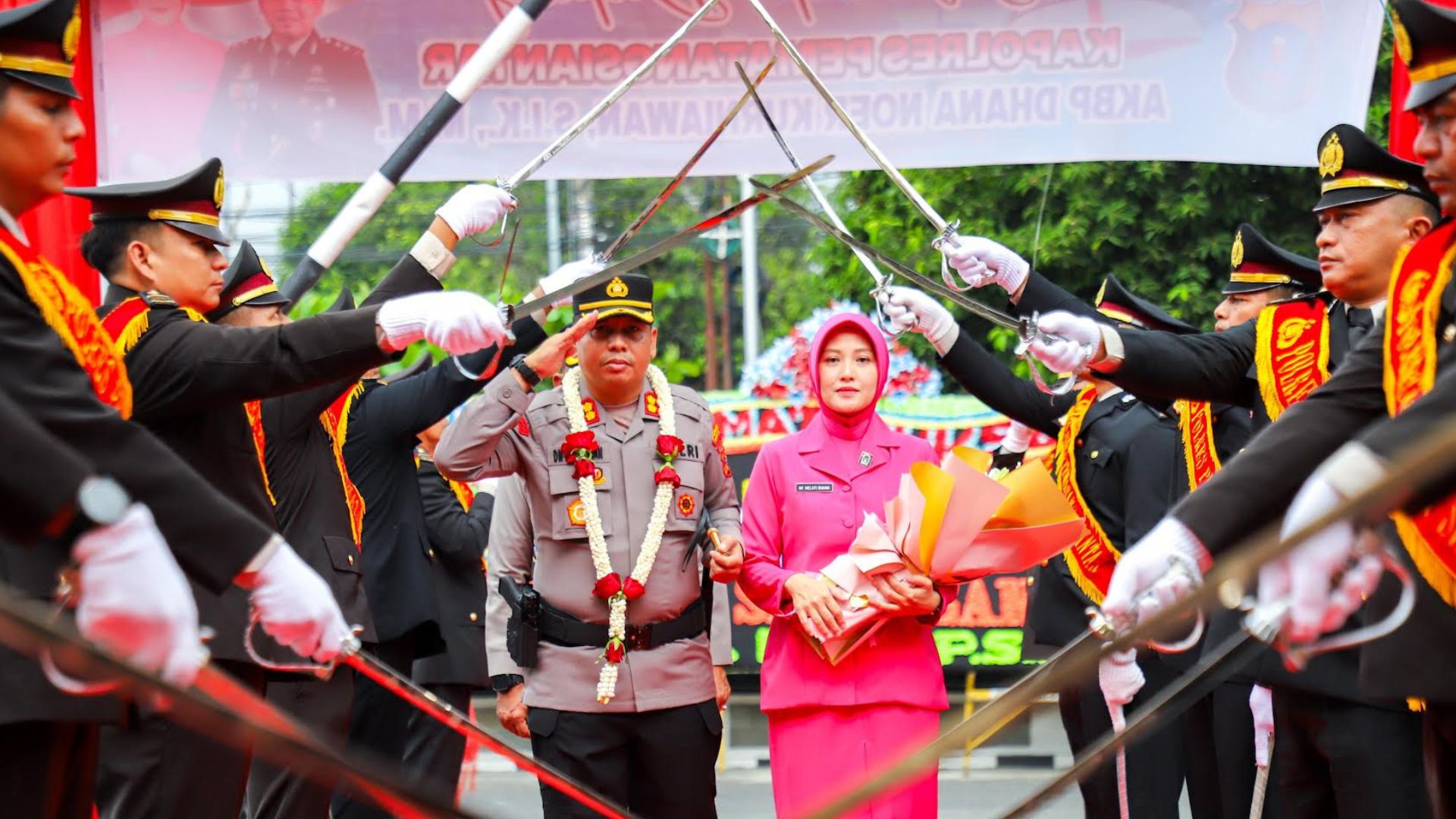 Wali Kota Wesly Silalahi dan Ketua TP PKK Liswati menghadiri farewell dan tradisi pedang pora di Mapolres Pematangsiantar