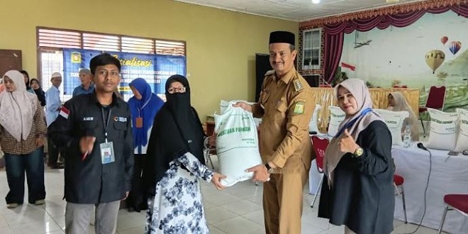 Distribusi beras bantuan pangan di gampong Kuta Baro, Aceh Besar