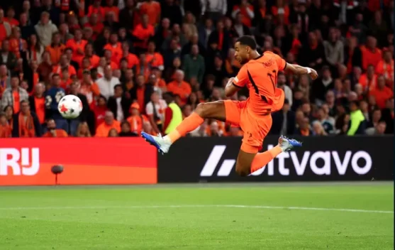 Cody Gakpo merayakan gol penyama di Johan Cruijff ArenA