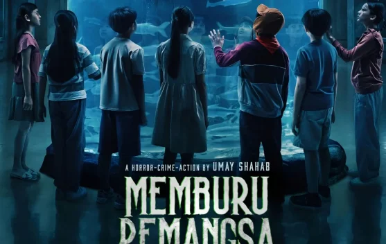 Poster film Memburu Pemangsa menampilkan empat jurnalis menghadapi ancaman gelap