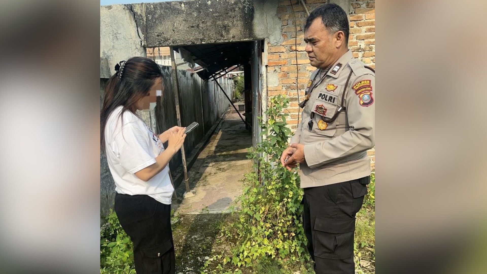 Petugas Polsek Siantar Martoba memeriksa lokasi pencurian pintu besi pagar