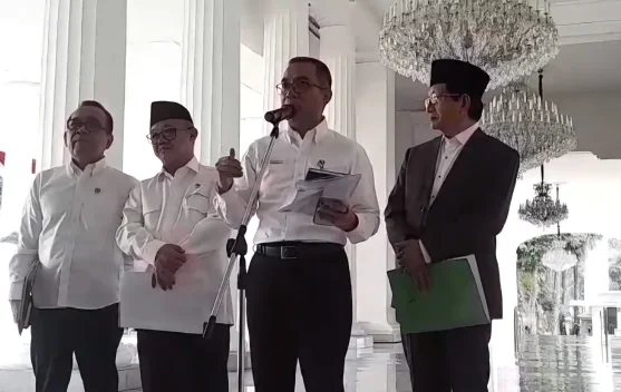 Pertemuan pejabat membahas tim khusus pendidikan negeri gratis di Istana Merdeka