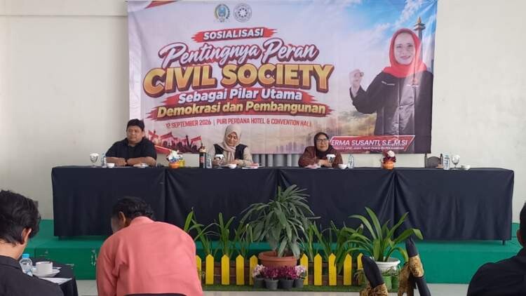Erma Susanti berbicara di acara sosialisasi di Blitar tentang potensi ekonomi masyarakat pinggir hutan