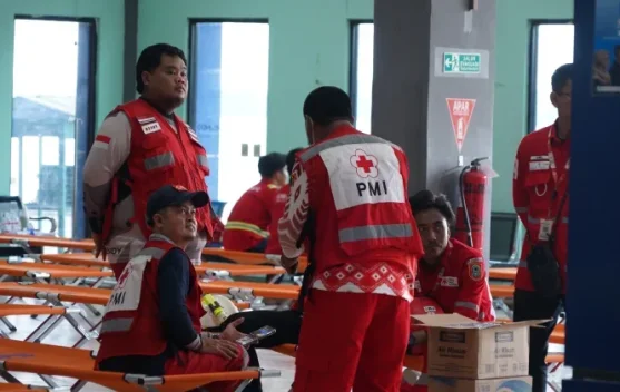 Korban KM Virgo Transport 8 mendapat penanganan medis di Pelabuhan Trisakti, Banjarmasin