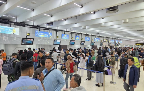 Penumpang menunggu di Bandara Soekarno-Hatta saat gangguan akibat erupsi Anak Krakatau