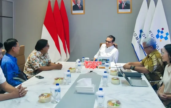 Poster film Menang untuk Kalah menggambarkan keluarga dan tema pinjol ilegal