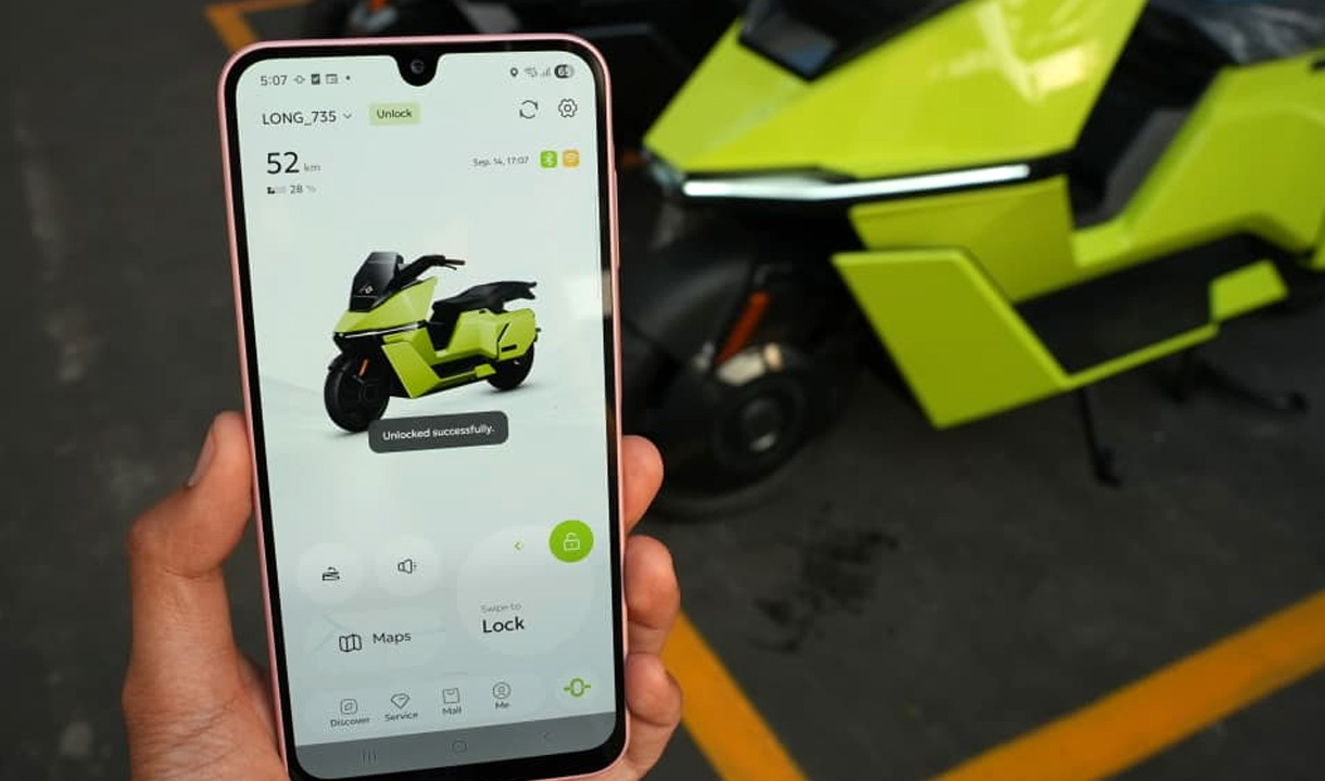 Test ride OMO-X di dealer OMOWAY menampilkan fitur keselamatan dan kokpit pintar
