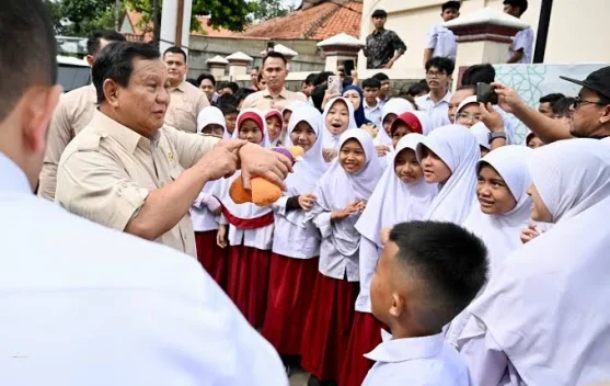 Presiden memimpin rapat terbatas mengenai pendidikan negeri gratis di Istana Merdeka