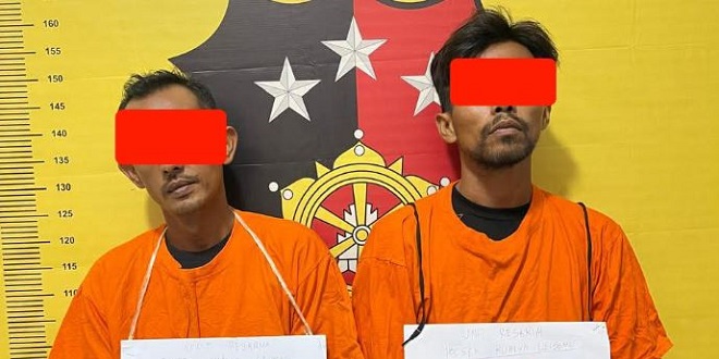Petugas kepolisian mengamankan barang bukti pencurian buah sawit