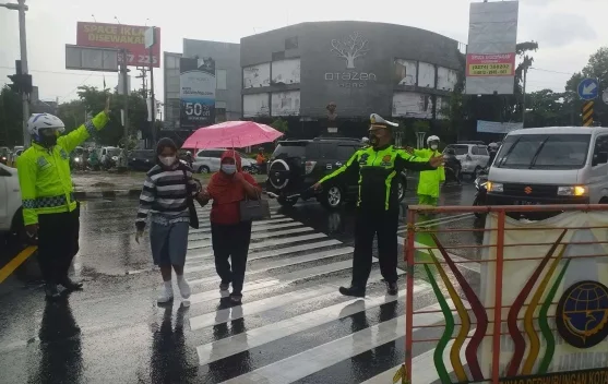 Awan gelap dan kilat menunjukkan potensi hujan petir di beberapa wilayah Indonesia