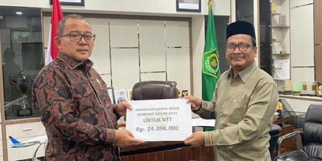 Penyerahan donasi Kemenag Nagan Raya untuk korban bencana NTT