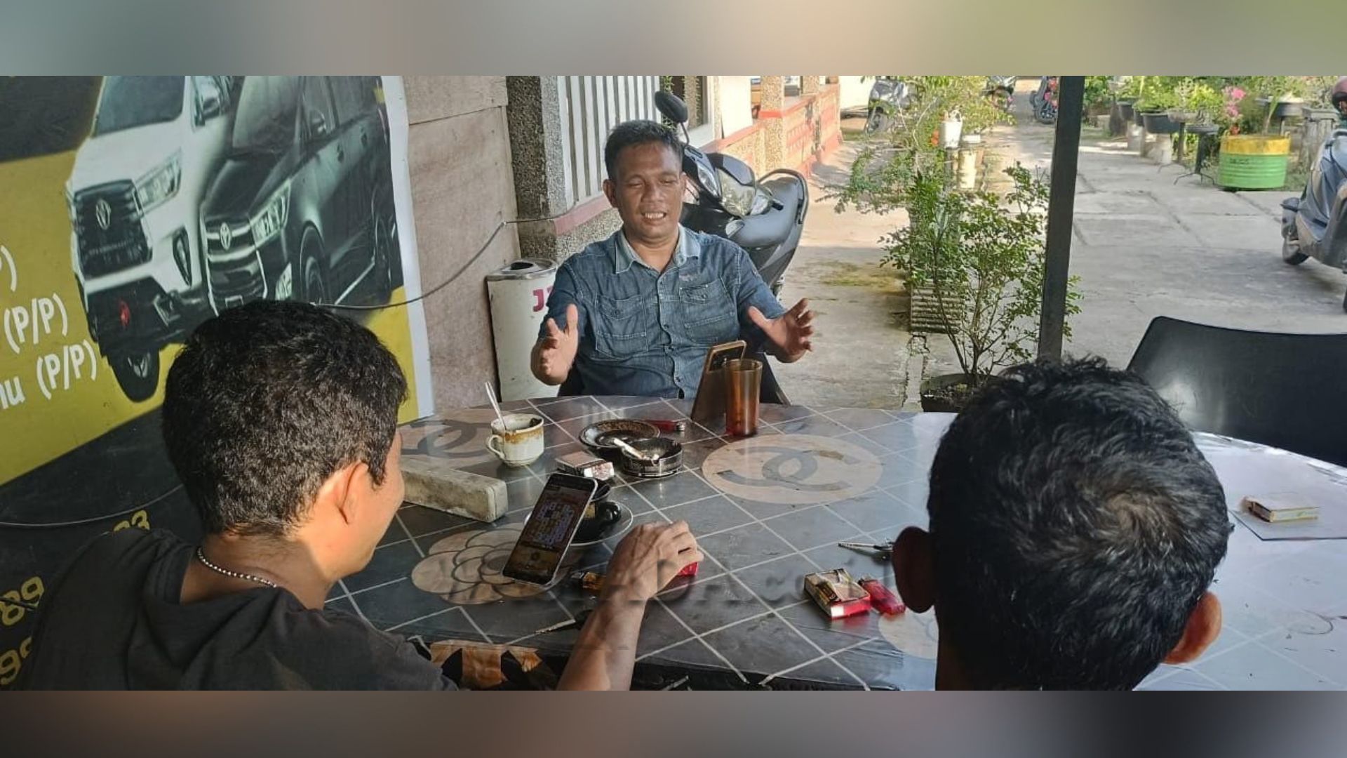 Ilustrasi dokumen anggaran dan rapat DPRD terkait dana publikasi
