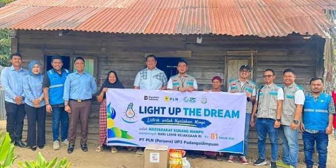 Petugas PLN dan Kejari menyampaikan bantuan penyambungan listrik dan sembako