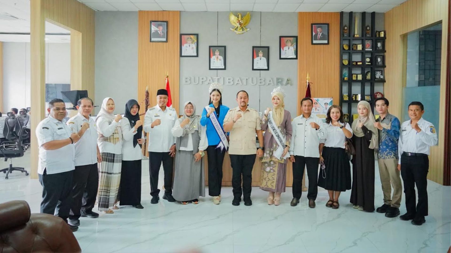 Bupati Baharuddin menerima audiensi Nabilah dan Keysa di ruang kerja