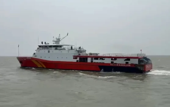 Tim SAR melakukan pencarian KM Virgo Transport di perairan saat operasi berlangsung