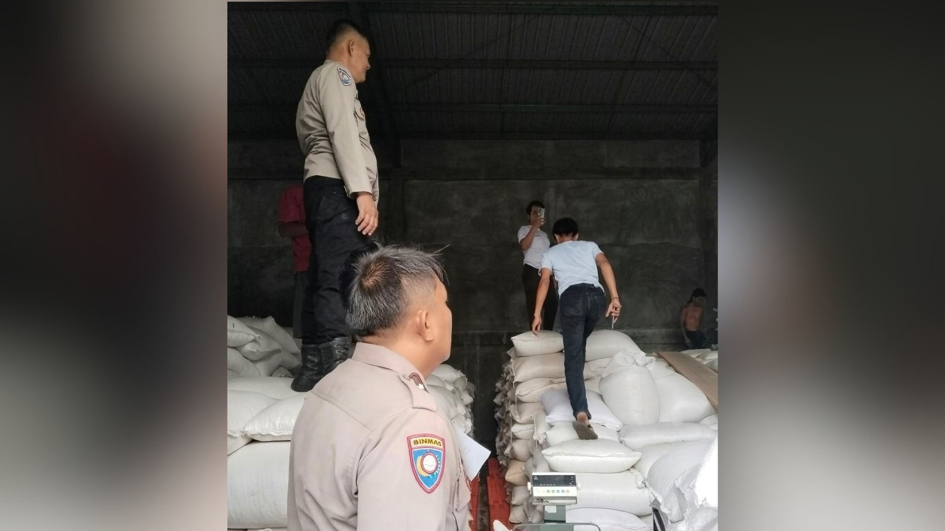 Bhabinkamtibmas mendampingi penjualan jagung petani ke Bulog Pematangsiantar