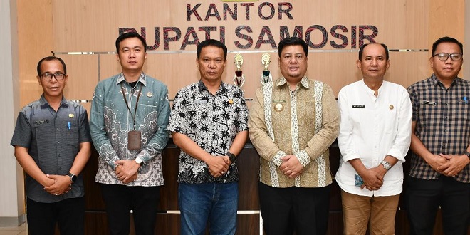 Bupati Vandiko menerima kunjungan Kajari Akwan Annas di Kantor Bupati Samosir