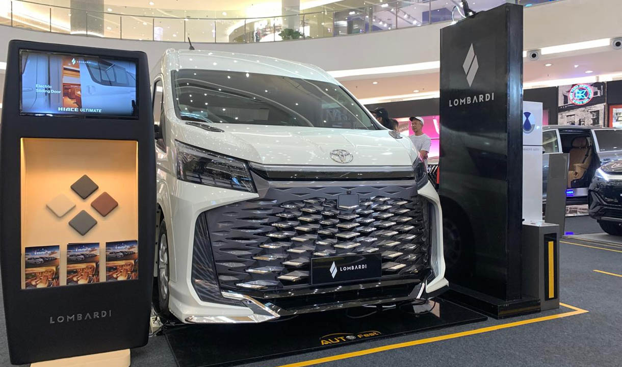 Toyota HiAce Premio Ultimate modifikasi kabin oleh Lombardi di WRS Autofest
