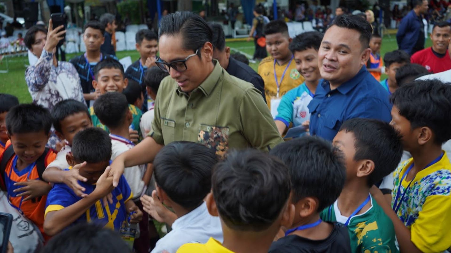 Atlet pelajar bersiap pada kejuaraan sepak bola antarkecamatan Medan