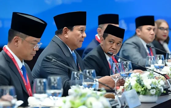 Menteri ESDM Bahlil dan Presiden Prabowo di Vladivostok saat EEF ke-11