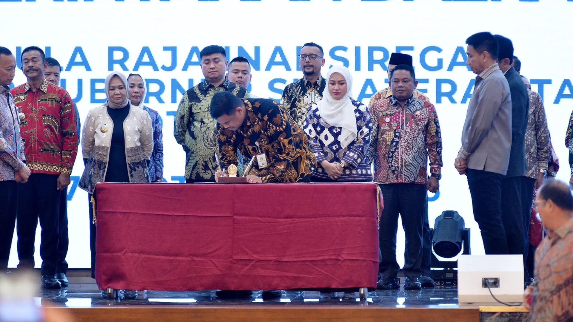 Gubernur Bobby Nasution menandatangani komitmen tata kelola bersama KPK di Medan