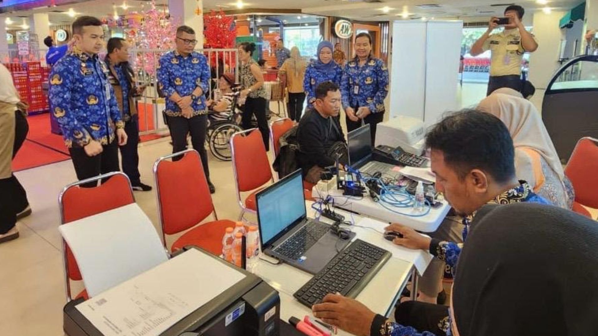 Warga membayar PBB di Pojok PBB Medan di lokasi pelayanan pajak
