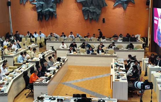 Petugas memantau modifikasi cuaca untuk atasi kebakaran hutan dan lahan