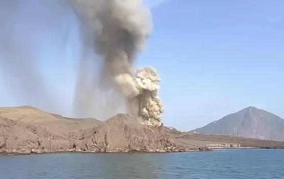 Ilustrasi Gunung Anak Krakatau dan perairan Selat Sunda