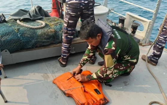 Tim TNI AL melakukan pencarian di perairan Anyer Banten dan memeriksa pelampung yang ditemukan
