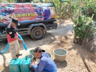Truk tangki menyalurkan air bersih ke warga desa di Trenggalek