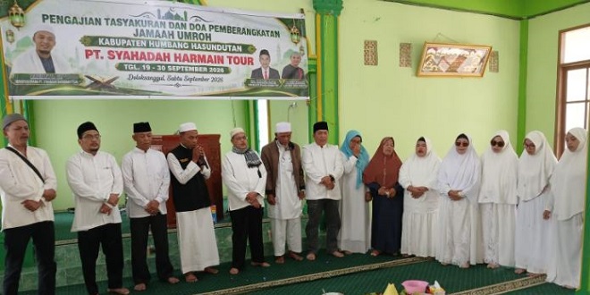 Calon jamaah umrah berkumpul di Masjid Raya Doloksanggul saat doa selamat