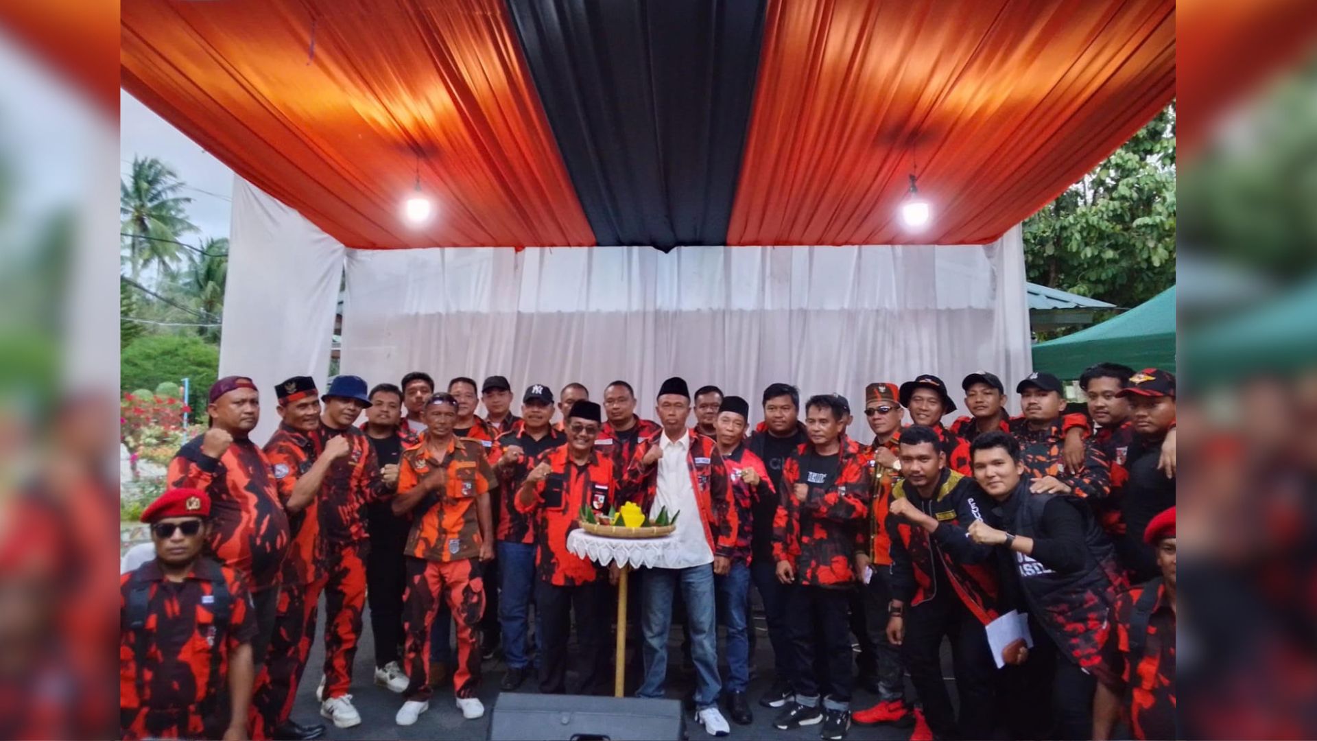 Suasana syukuran dan penyaluran santunan Pemuda Pancasila Kota Binjai di Champions Resto