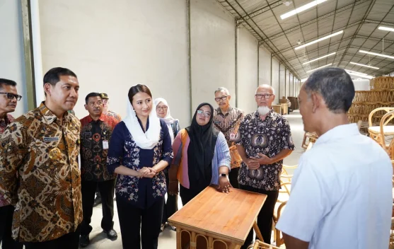 Wamenperdag meninjau Reka Design di Desa Trangsan, Sukoharjo untuk regenerasi perajin rotan